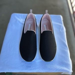 Woman Sketchers art comfort (podiatrist certified arch support). Slip on shoes